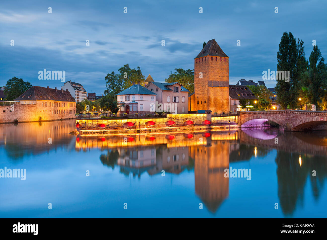 Strasbourg. image de vieille ville de strasbourg pendant le crépuscule heure bleue. Banque D'Images
