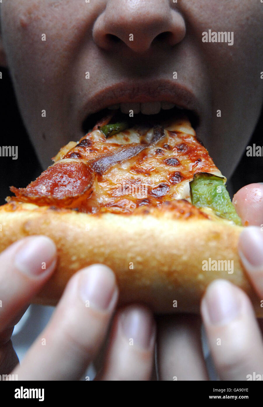 Photo générique d'une personne mangeant une pizza de Pizza Hut Photo Stock  - Alamy
