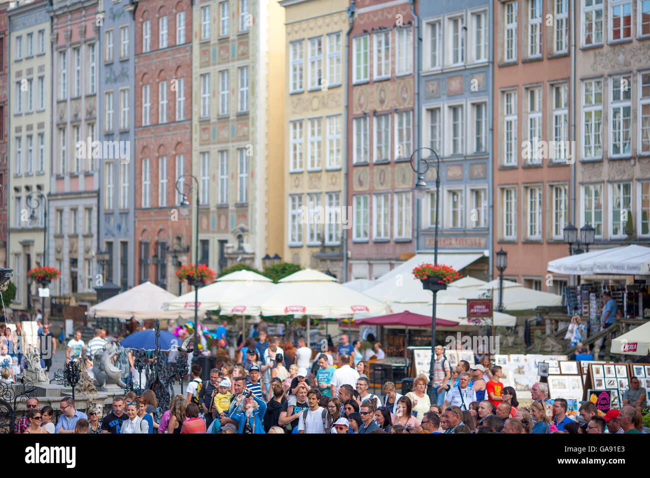 Des foules d'été passé à pied des bâtiments historiques et l'architecture en terrasse sur le marché encombré street dans le centre-ville de Gdansk, Pologne Banque D'Images