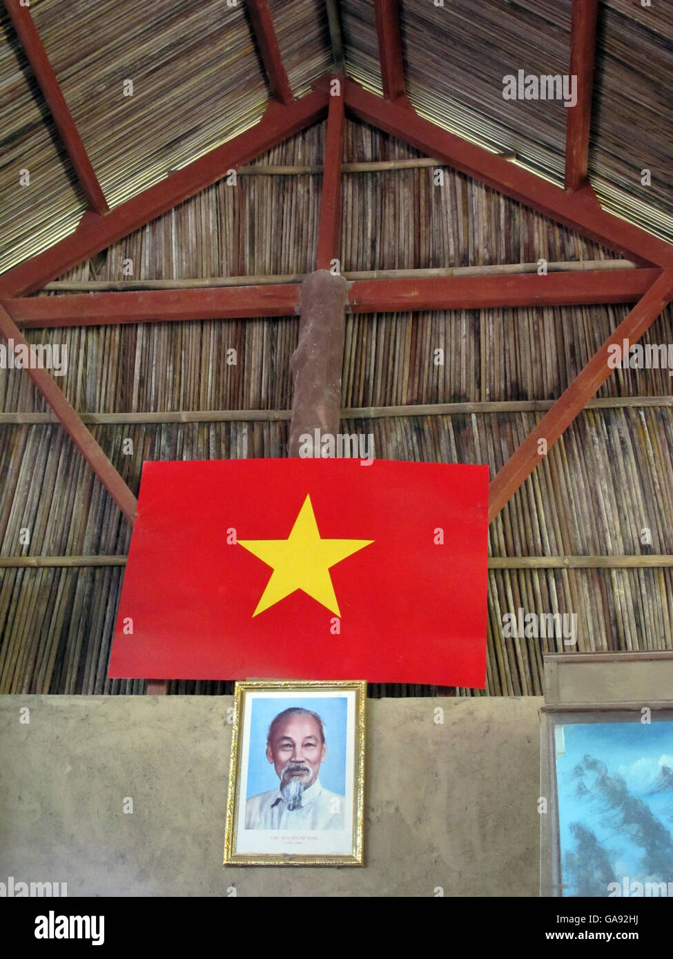 Pavillon du Vietnam et portrait de Ho Chi Minh sont affichées sur le site de tunnels de Cu Chi au Vietnam. Banque D'Images