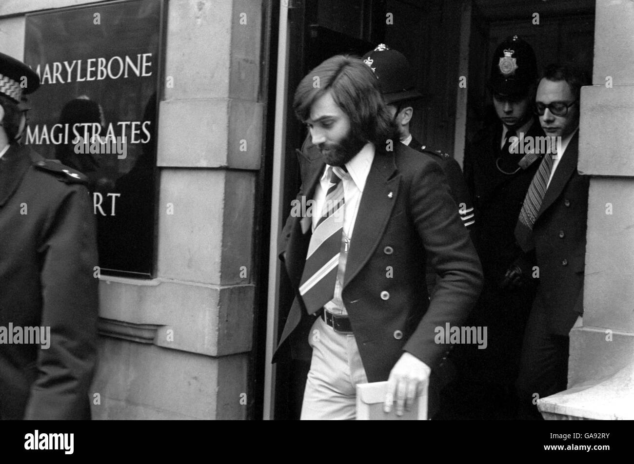 George Best quitte Marylebone court après avoir été remanté sous caution en relation avec le vol de colis et un manteau de fourrure d'ex-petite amie, et Miss monde, Marjorie Wallace Banque D'Images