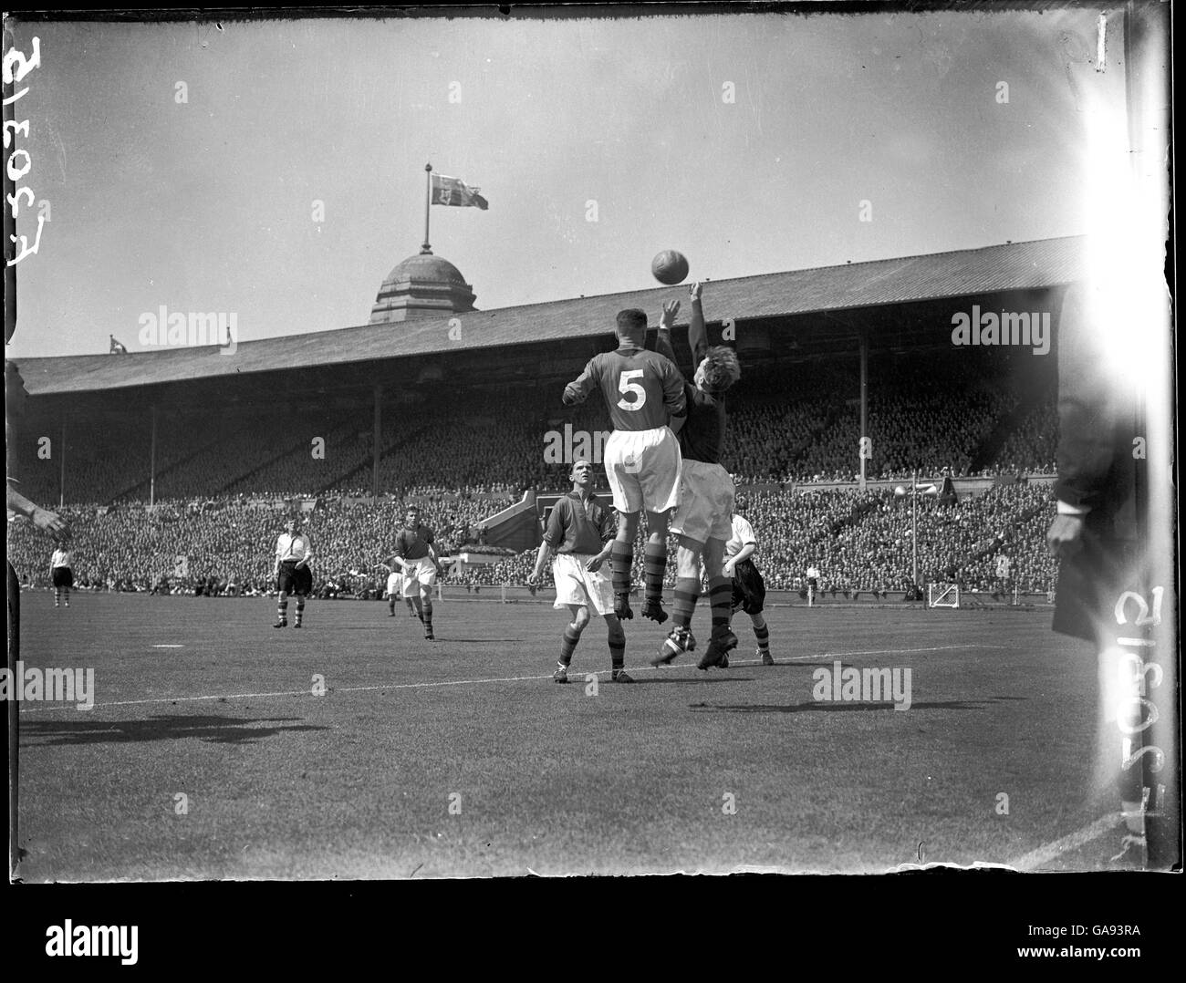 Football - coupe FA - finale - Charlton Athletic / Burnley.Le gardien de but de Burnley Jimmy Strong (r) saute pour attraper une croix haute, comme l'aide de son coéquipier Allan Brown (l) Banque D'Images