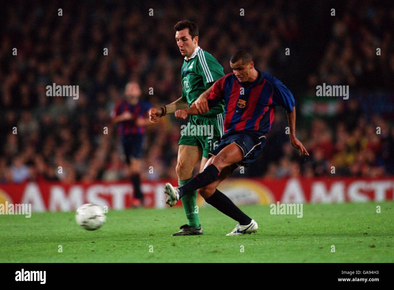 Le Rivaldo (r) de Barcelone passe la balle sous la pression de Panathinaikos' Sotiris Kirgiakos (l) Banque D'Images