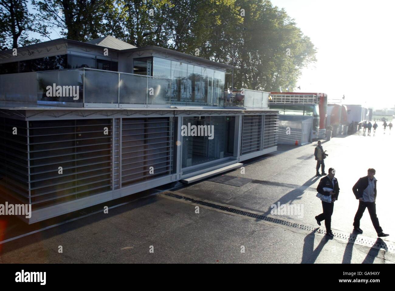 Course automobile de Formule 1 - Grand Prix de Saint-Marin - qualification.L'incroyable âge de l'espace McLaren Mercedes nouveau motorhome, éclipsant toujours d'autres installations d'accueil d'équipe dans le paddock Banque D'Images