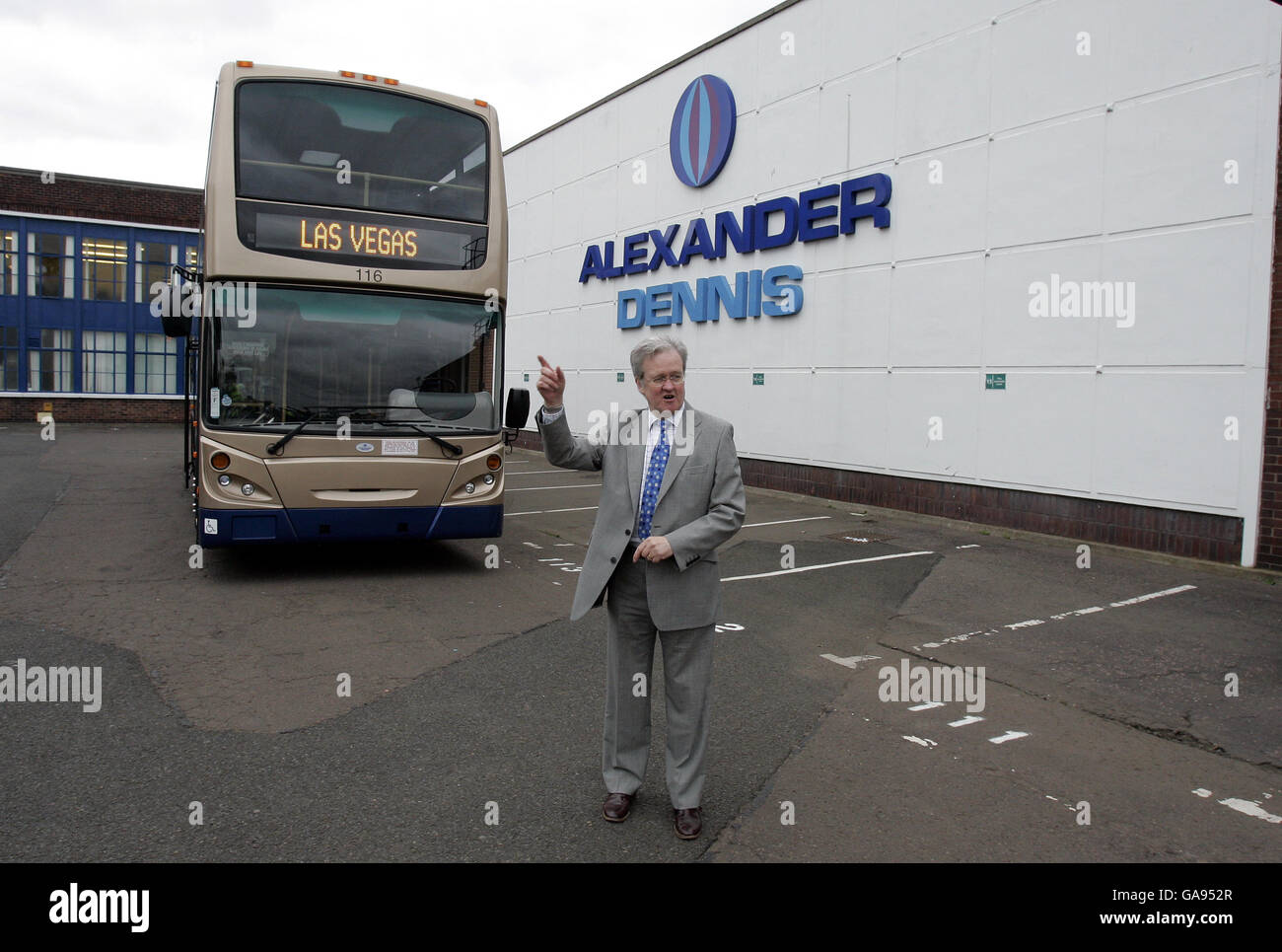 Stewart Stevenson, ministre des Transports, visite l'usine Alexander Dennis alors qu'ils dévoilent des plans pour un projet de plusieurs millions de construction de l'autobus à air propre le plus avancé au monde. Banque D'Images