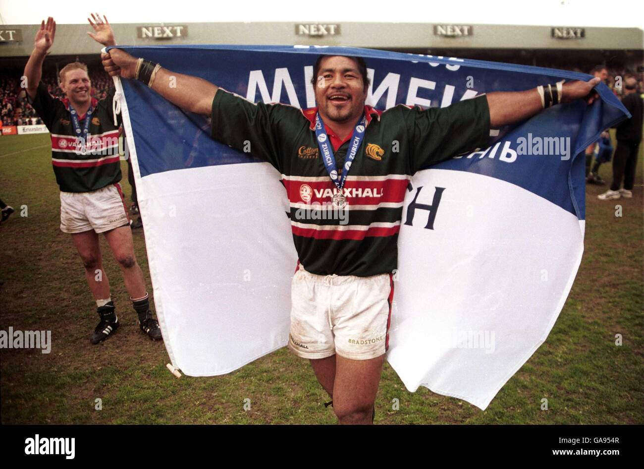 Freddie Tuilagi, l'attaquant du Leicester Tigers, célèbre avec le drapeau de Zurich Banque D'Images