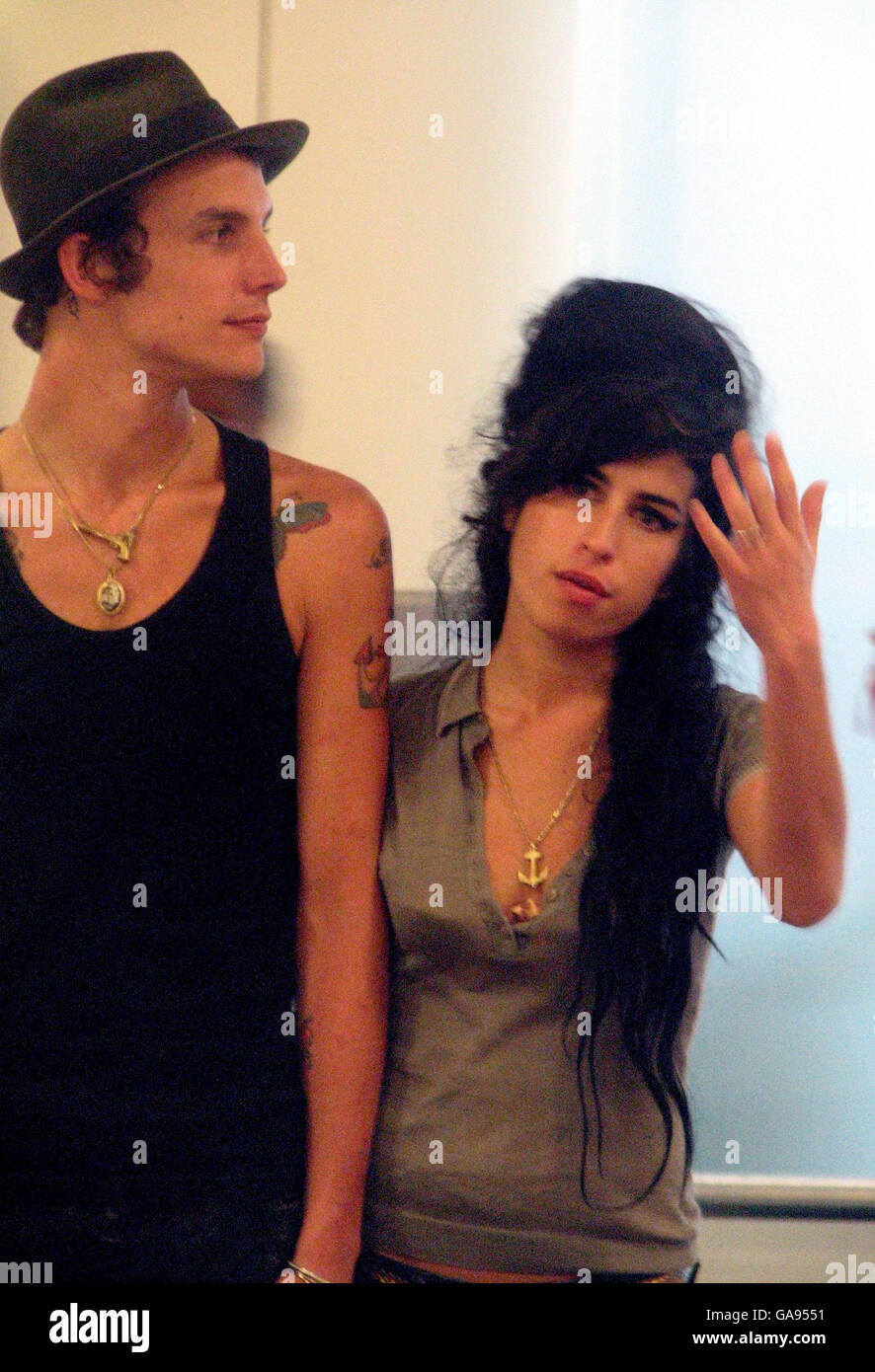 La chanteuse Amy Winehouse et son mari Blake Fielder-civil arrivent aujourd'hui à l'aéroport de Gatwick à Londres après avoir passé leurs vacances sur l'île des Caraïbes de Sainte-Lucie. Banque D'Images