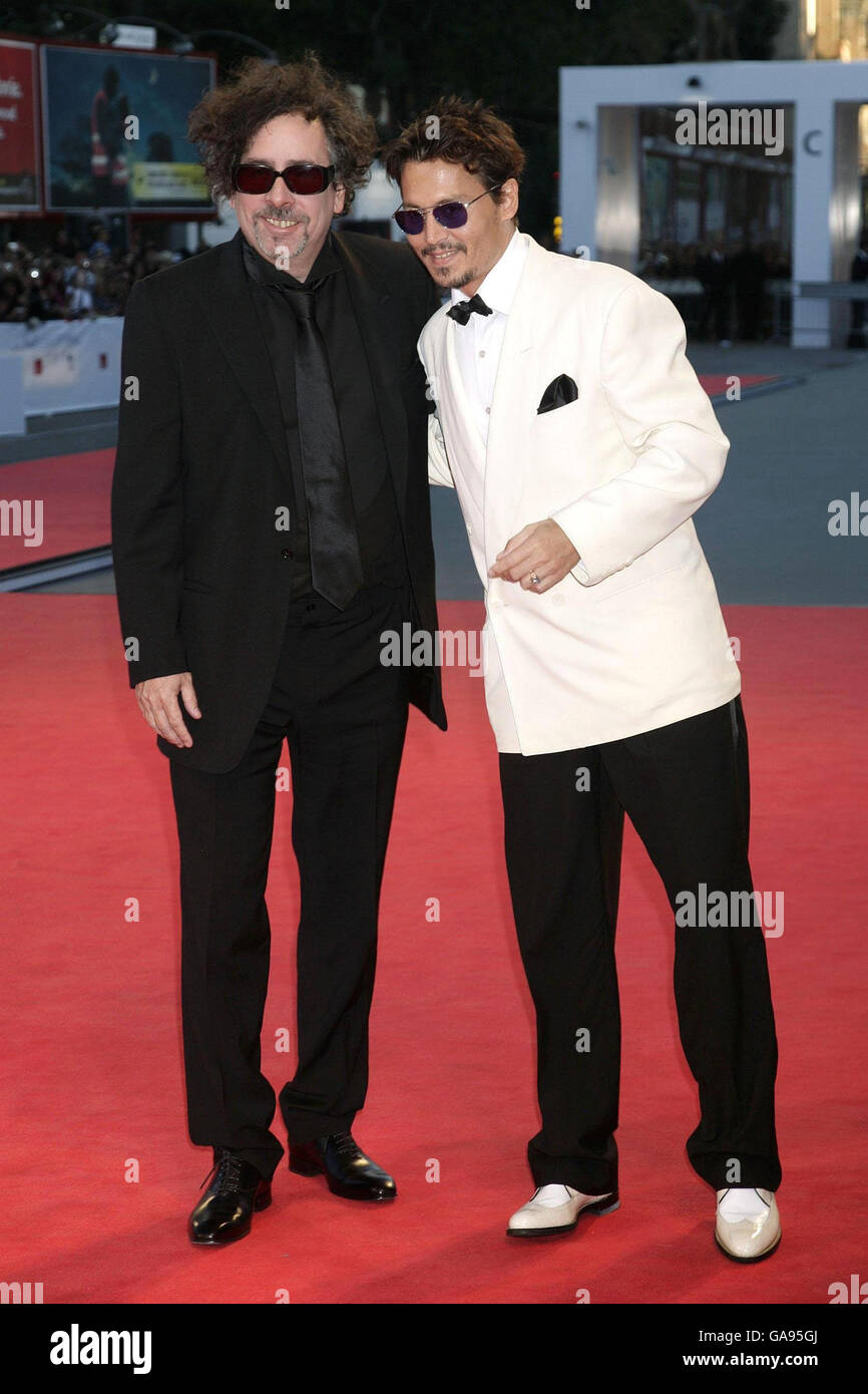Le réalisateur Tim Burton et Johnny Depp (R) arrivent à la première pour « The Nightmare Before Christmas 3-D », en avance sur son prix de réalisation Lifetime, au Festival du film de Venise en Italie. Banque D'Images