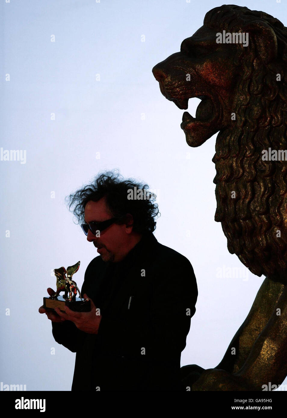 Le réalisateur Tim Burton, avec son prix d'excellence pour la vie, lors de la première pour « le cauchemar avant Noël 3-D », devant son prix d'excellence pour la vie, au Festival du film de Venise en Italie. Banque D'Images