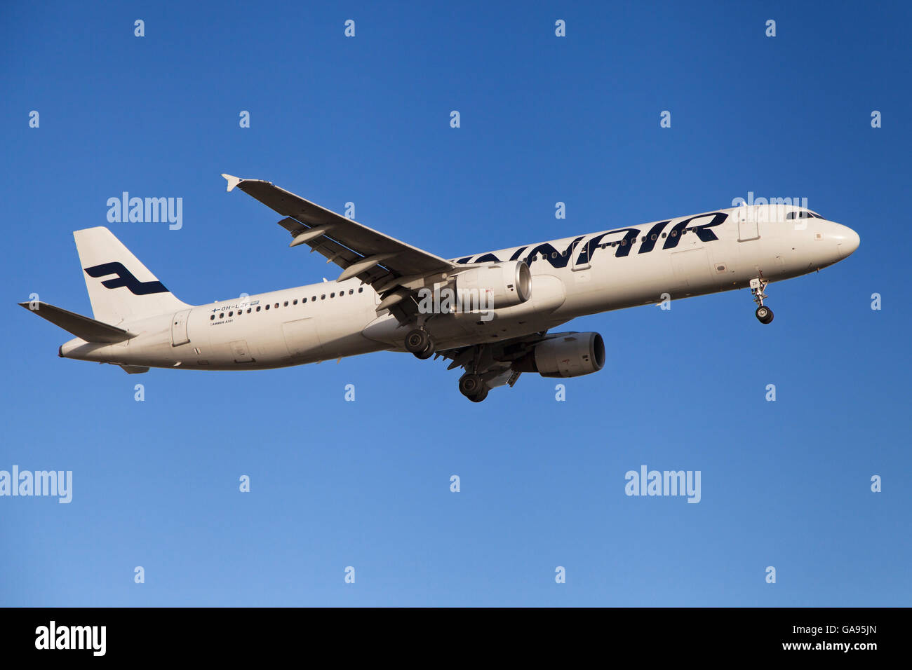 Un Airbus A321-200 Finnair à l'approche de l'aéroport El Prat de Barcelone, Espagne. Banque D'Images
