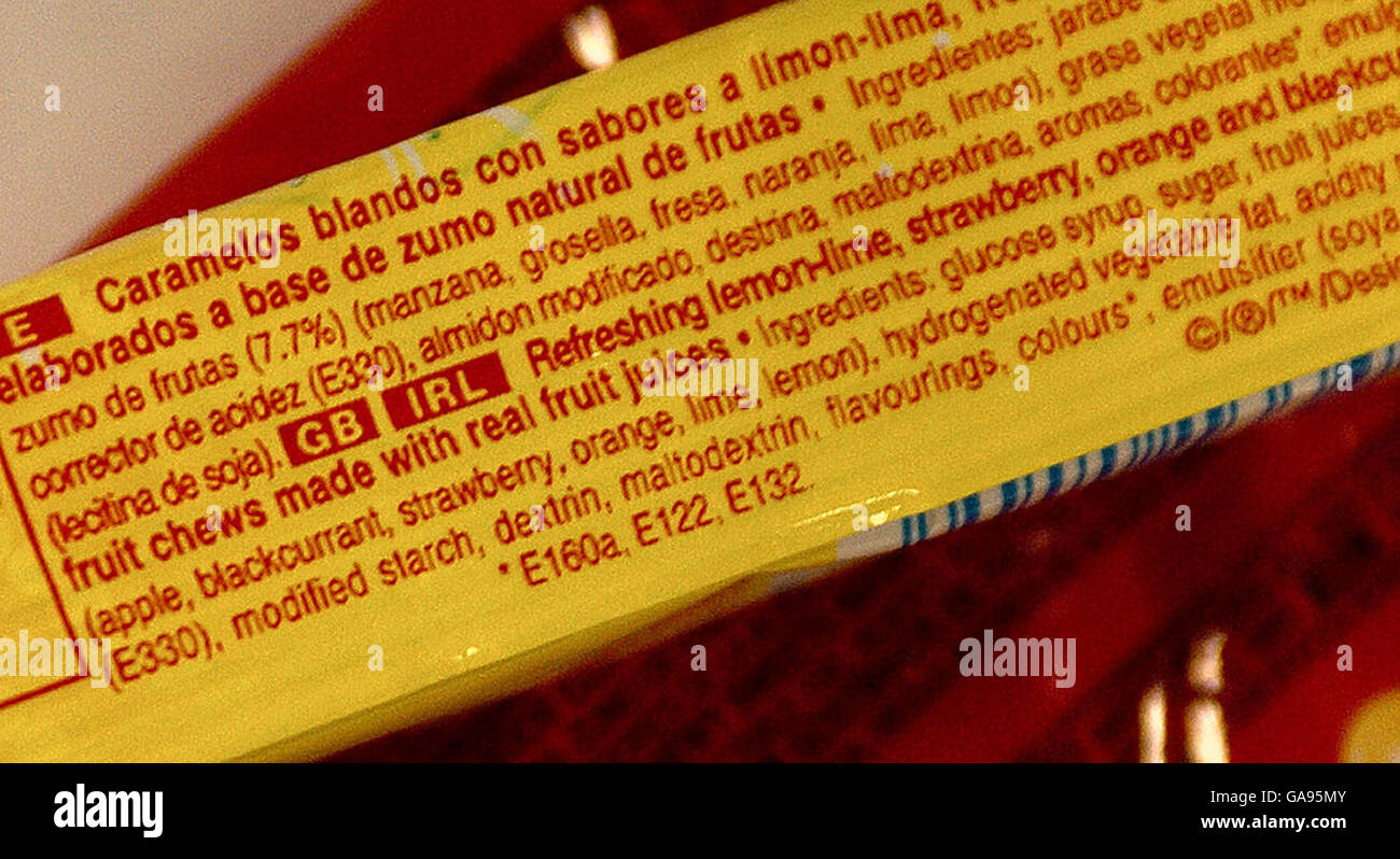 Une liste d'additifs alimentaires artificiels figurant dans les ingrédients  d'un paquet de bonbons Photo Stock - Alamy