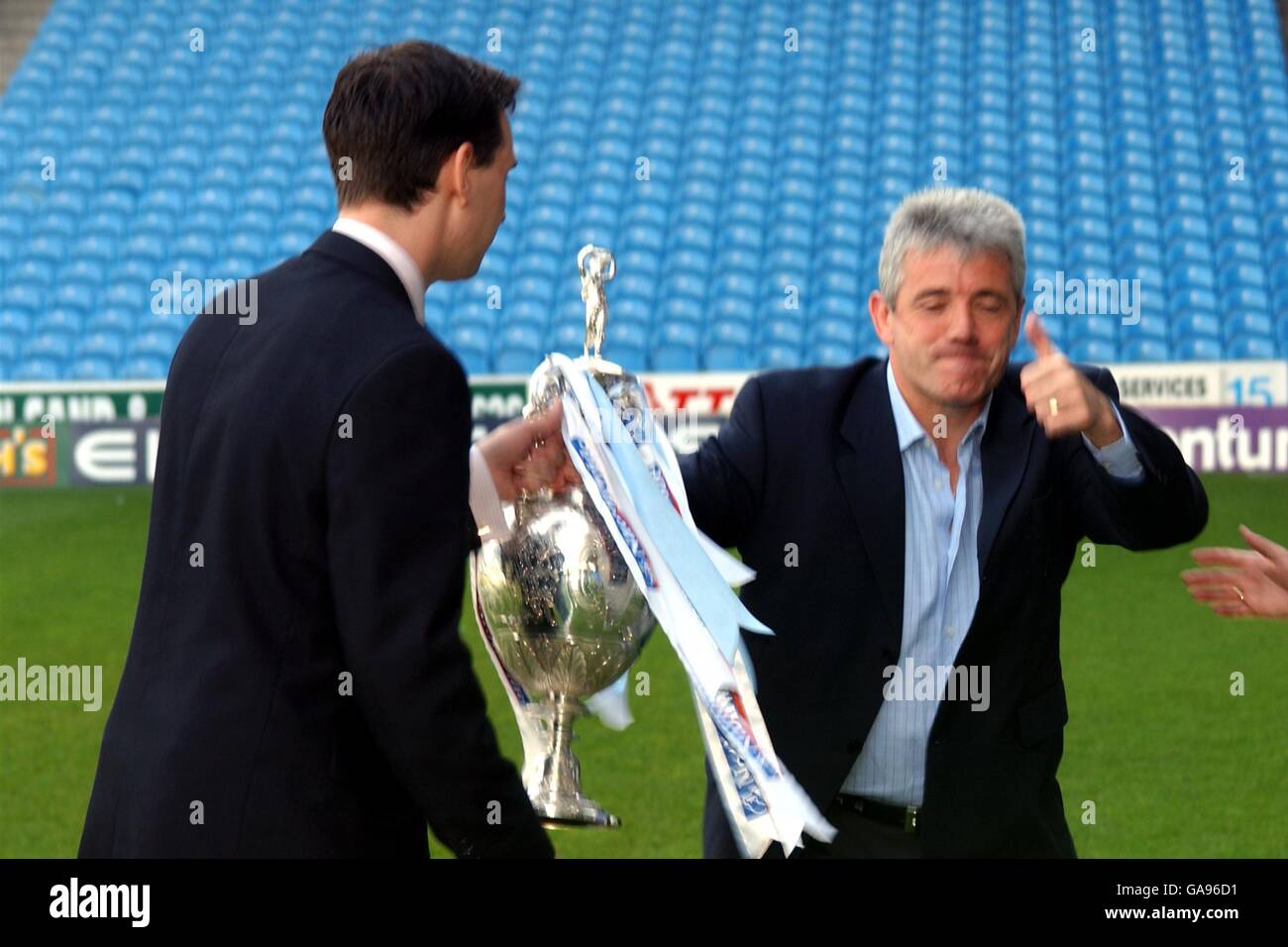 Kevin Keegan, directeur de Manchester City, fait le grand pas Réception du trophée du championnat de la première division Banque D'Images