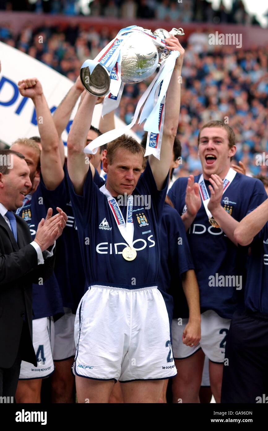 Football - Nationwide League Division One - Manchester City / Portsmouth.Stuart Pearce, de Manchester City, fête avec le trophée première division après son dernier match. Banque D'Images