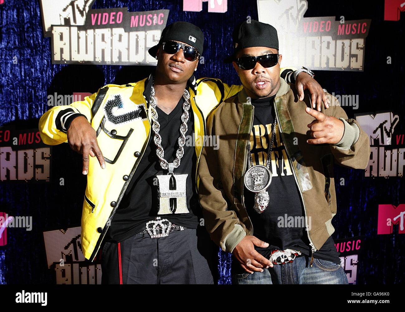 Yung JOC (à gauche) et Gorilla zone arrivent pour les MTV Video Music Awards au Palms Casino Resort, Las Vegas. Banque D'Images