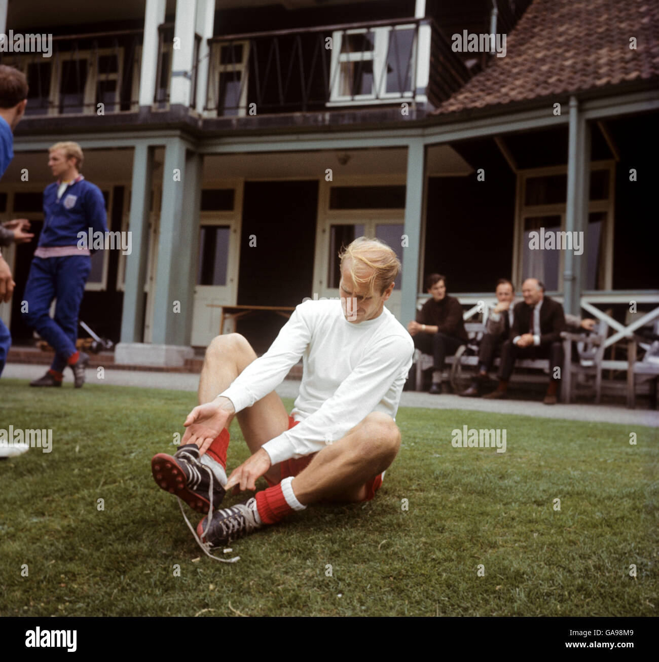 Football - coupe du monde Angleterre 1966 - entraînement d'Angleterre - Roehampton.Bobby Charlton, en Angleterre, se prépare à une séance d'entraînement de la coupe du monde à Roehampton, Londres Banque D'Images