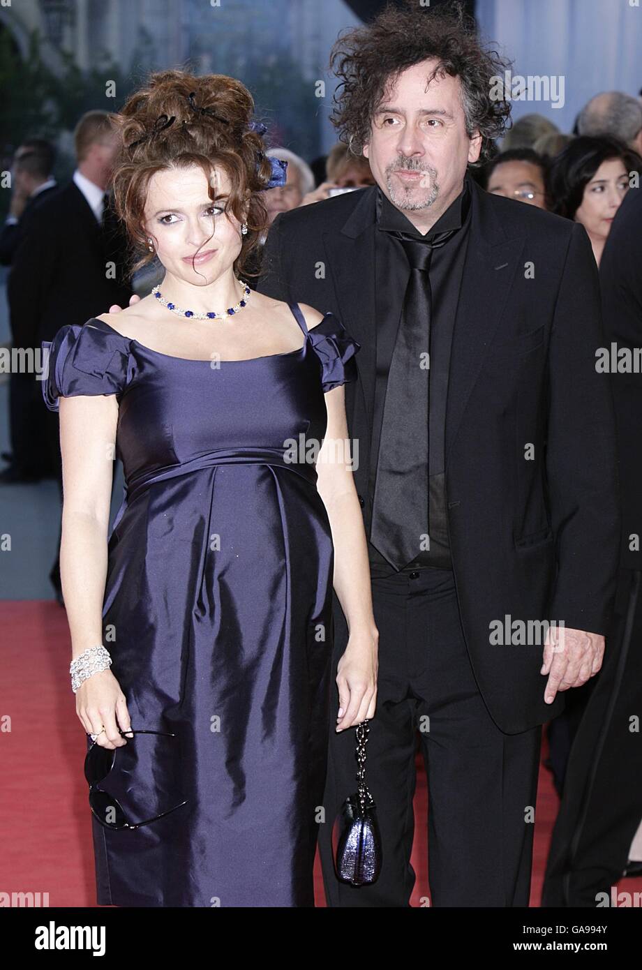 Une femme enceinte Helena Bonham carter et son mari, le réalisateur Tim Burton, arrivent pour la première du "cauchemar avant Noël 3-D", au Festival du film de Venise, en Italie. Banque D'Images