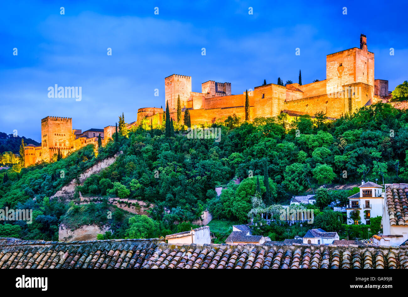 granada-espagne-vue-de-nuit-sur-la-celebre-alhambra-avec-l-alcazaba-les-voyages-en-europe-vue-en-andalousie-ga99j8.jpg
