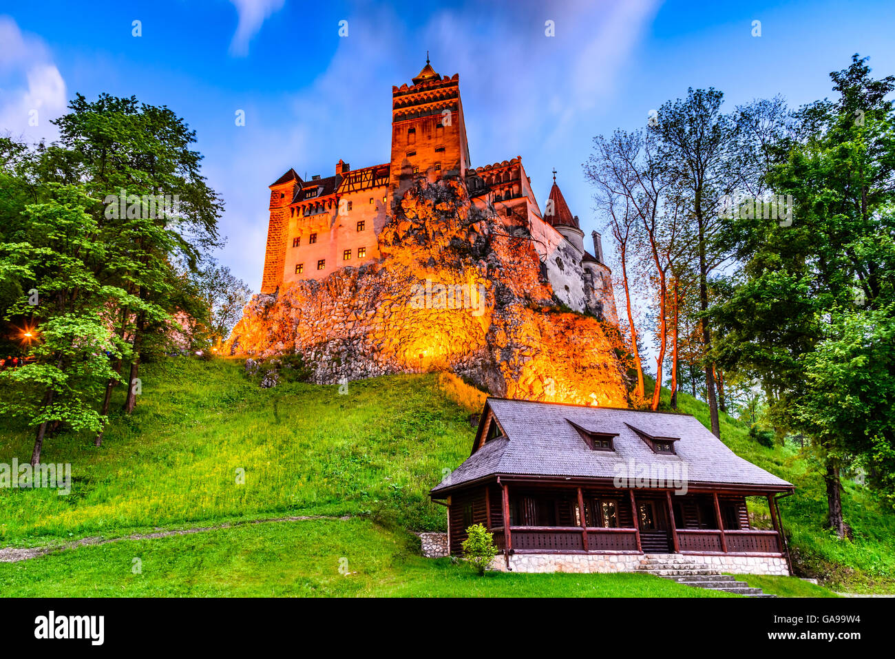 Le Château de Bran, Roumanie - Des images HDR image twilight de forteresse de Dracula en Transylvanie, monument médiéval. Banque D'Images