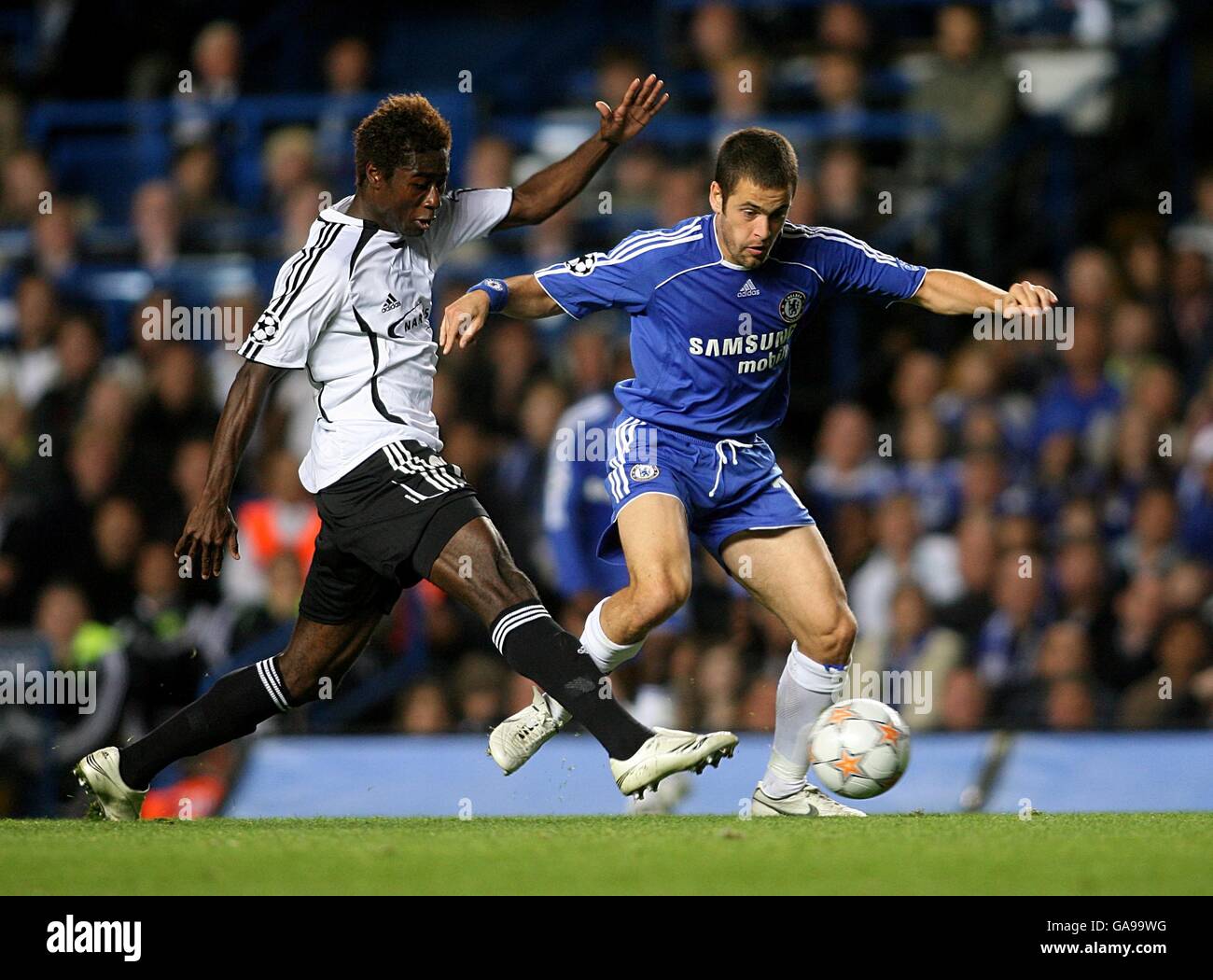 Football - Ligue des champions de l'UEFA - Groupe B - Chelsea / Rosenborg - Stamford Bridge.Alexander Tettey de Rosenborg et Joe Cole de Chelsea se battent pour le ballon Banque D'Images