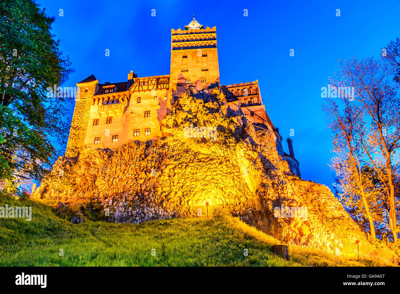 Le Château de Bran, Roumanie - Des images HDR image twilight de forteresse de Dracula en Transylvanie, monument médiéval. Banque D'Images