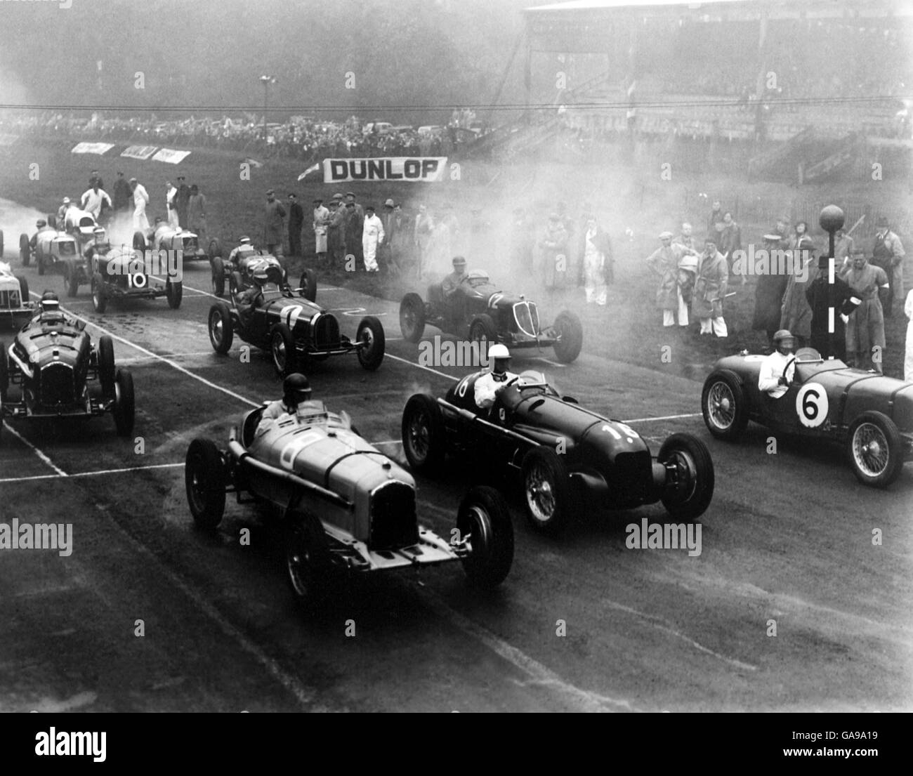 Courses automobiles - Grand Prix - Donington. Les voitures sur la grille au début de la course Banque D'Images