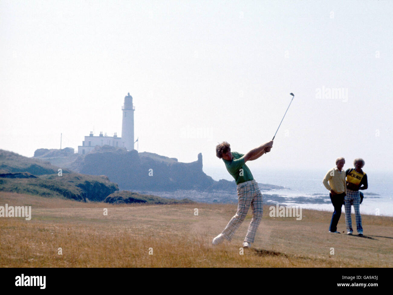 (G-D) Tom Watson joue du neuvième fairway, regardé par Jack Nicklaus et son caddie Banque D'Images