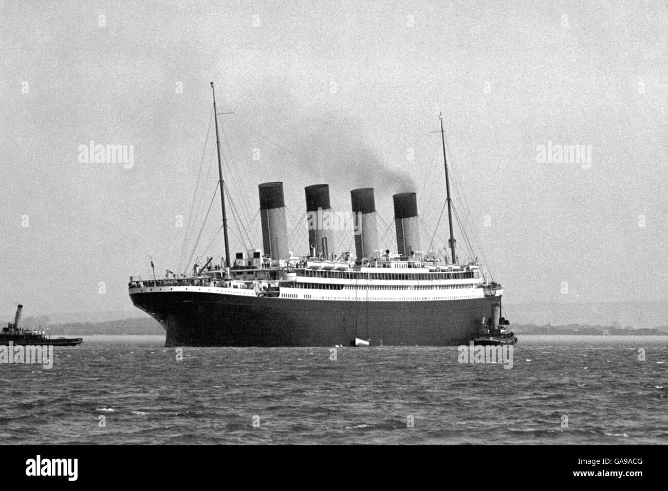 Le navire jumeau de RMS Titanic, RMS Olympic Off Spithead après la sortie du Titanic. Banque D'Images