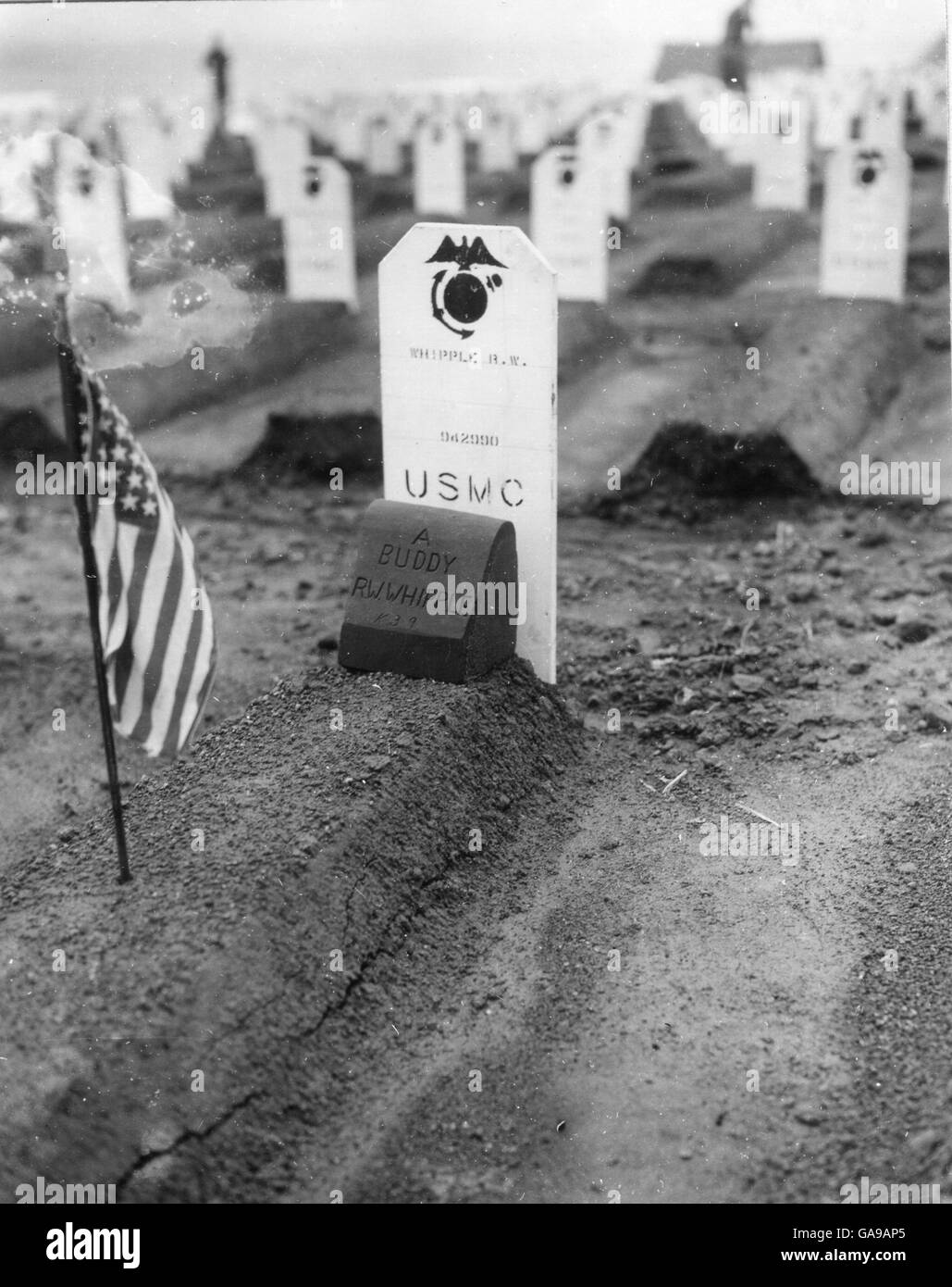 Tombe de R.W. Whipple, USMC, dans le cimetière de 4e Division, avec un monument. Banque D'Images