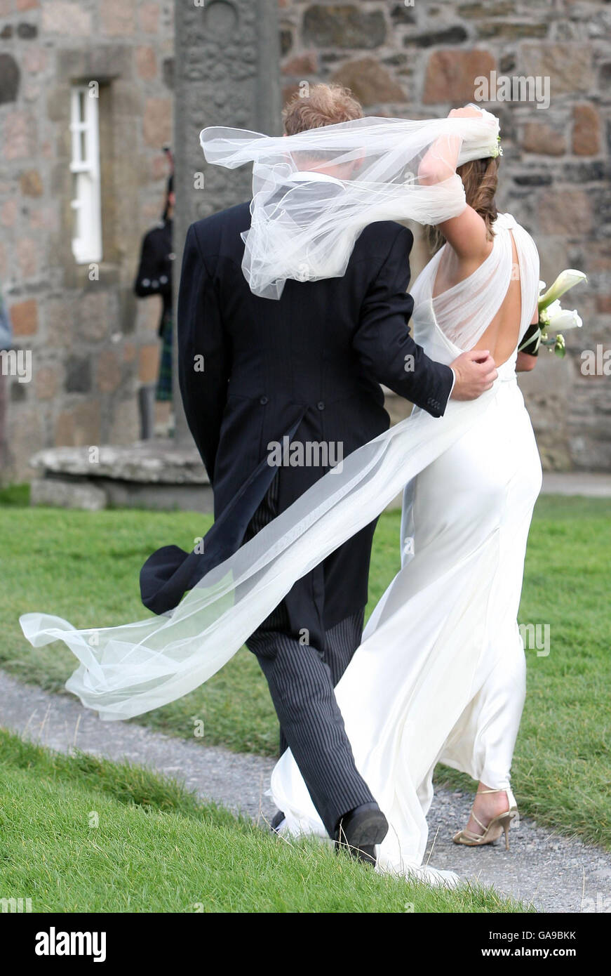 Sarah Smith, fille aînée de l'ancien chef du Parti travailliste John Smith, quitte l'abbaye d'Iona avec son mari Simon Conway après leur mariage aujourd'hui. Banque D'Images