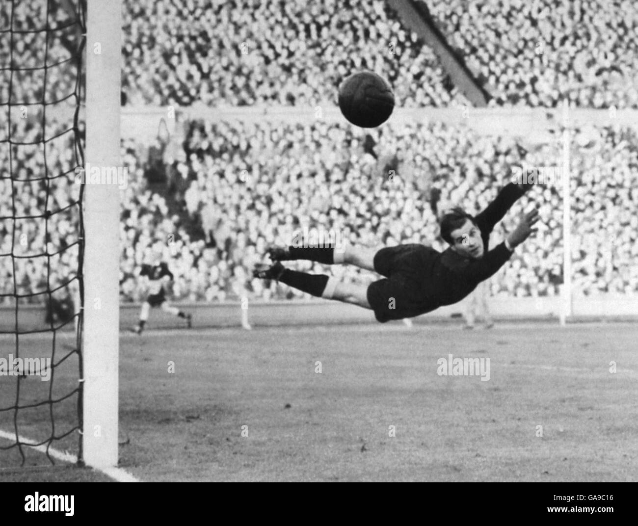 Football - amical - Angleterre / Allemagne de l'Ouest.Fritz Herkenrath, gardien de but de l'Allemagne de l'Ouest, fait une économie fantastique de vol Banque D'Images