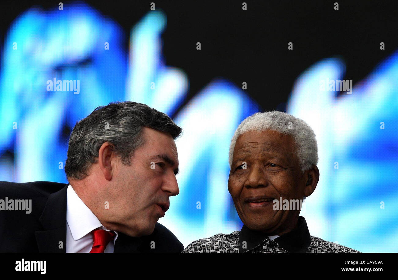 Le Premier ministre britannique Gordon Brown et l'ancien président sud-africain Nelson Mandela lors d'une cérémonie de dévoilement de la statue en l'honneur de Mandela sur la place du Parlement, Londres, Angleterre. Banque D'Images