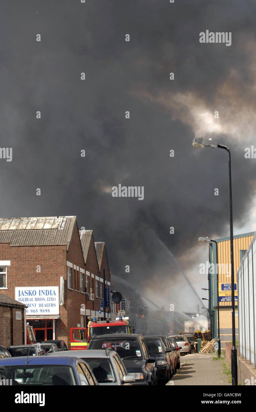 Incendie à l'usine.Des pompiers combattent un feu dans un entrepôt de Park Royal, dans le nord-ouest de Londres. Banque D'Images