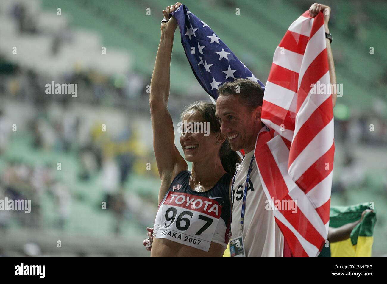 Athlétisme - Championnats du monde d'athlétisme de l'IAAF - Osaka 2007 - Stade Nagai.Aux États-Unis, Kara Goucher célèbre le bronze avec son mari Adam après la finale du mètre 10,000 Banque D'Images