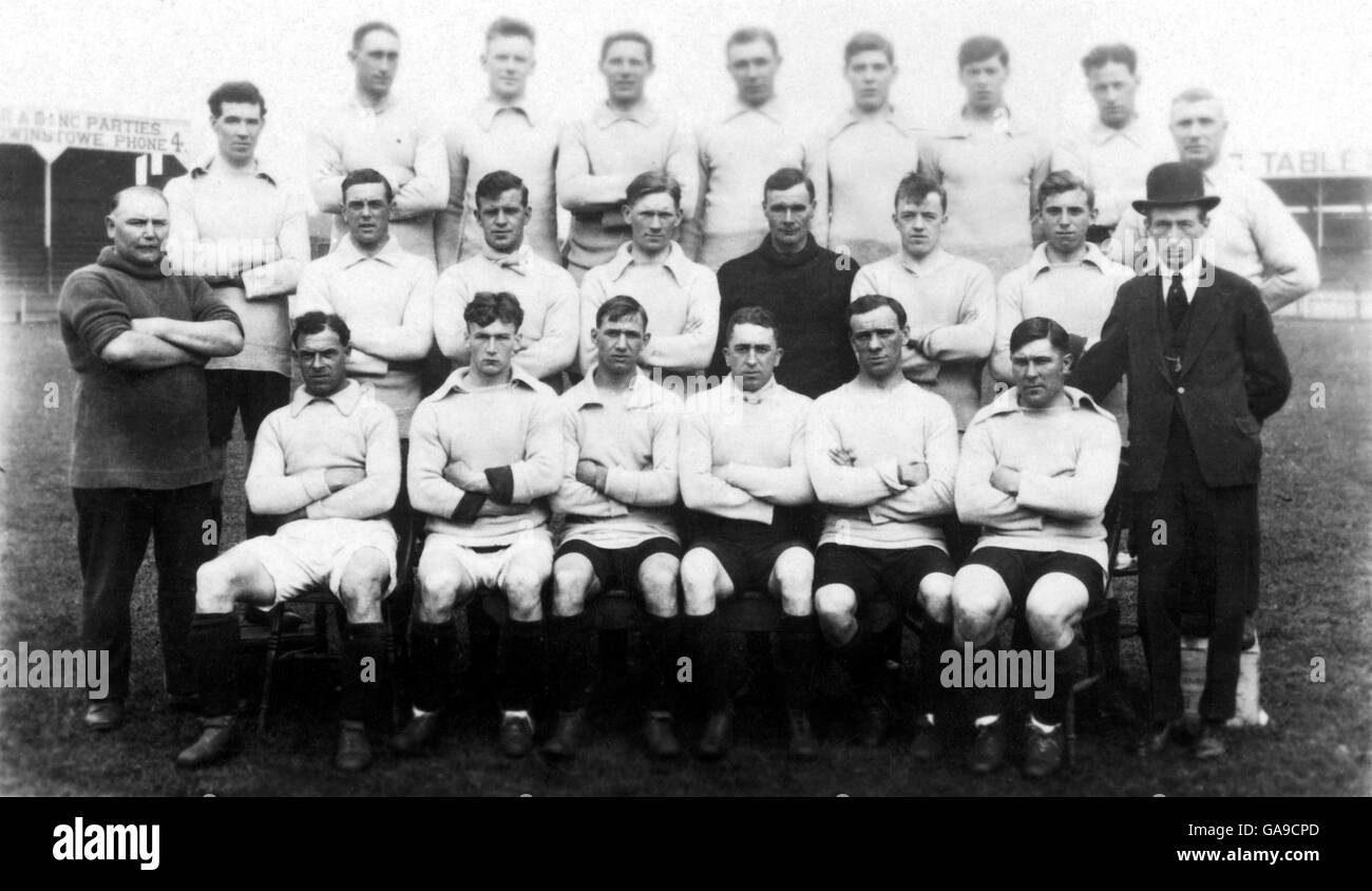 Groupe d'équipe de Nottingham Forest : (au dernier rang, de gauche à droite) Peter Ronald, Harry Martin, Fred Parker, Harry Bulling,George Dennis, Jock Thom, R Atkinson, entraîneur Norris (rangée du milieu, l-r) entraîneur adjoint Montgomery, John Green, Bobby Parker, Joe Mills, Sam Hardy,Pat Nelis, Bill Thompson, secrétaire Bob Marsters (première rangée, l-r) Harry Jones, Sid Gibson, Jackie Belton, Walter Boyman,Noah Burton, Jack Spaven Banque D'Images