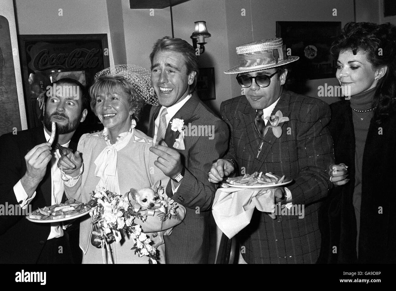Un restaurant de poissons et de puces pour la réception de mariage de l'ancien Lee Everett (46, (chien dans le bouquet) et le carrefour de TV acteur John Alkin (35) qui se sont mariés à la mission spirituelle de Londres, Bayswater, londres aujourd'hui. L'ex-mari de la mariée, Kenny everett, était le meilleur homme. Avec eux sont invités pop star Elton John et sa femme Renata, qui célèbrent également leur premier anniversaire de mariage. Banque D'Images