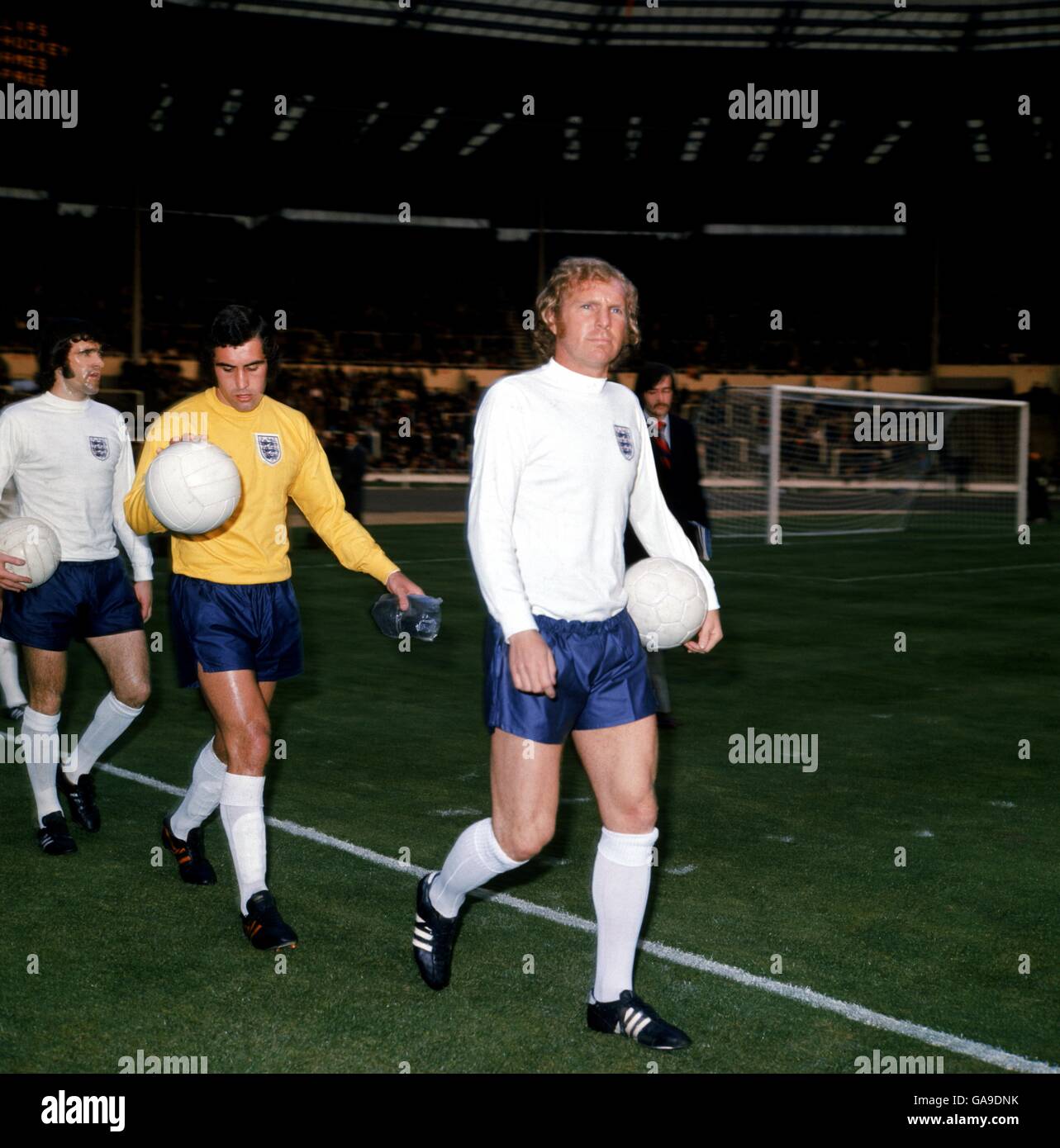 (R-L) le capitaine d'Angleterre Bobby Moore dirige son équipe à Wembley, suivi des coéquipiers Peter Shilton et Peter Story Banque D'Images