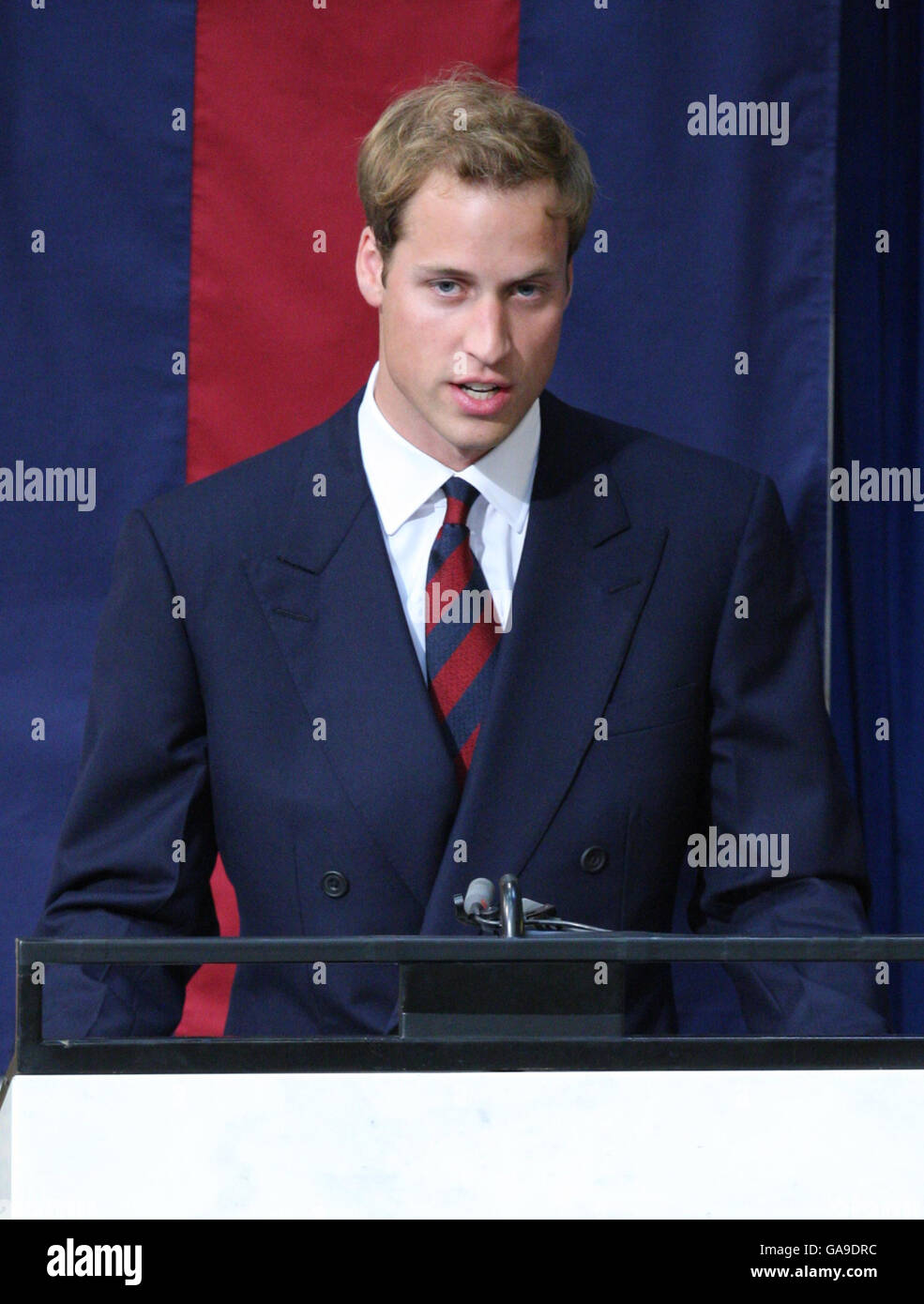 Le Prince William lit d'un conférencier lors du Service de remerciement pour la vie de Diana, princesse de Galles, à la Chapelle des gardes, Londres. Banque D'Images