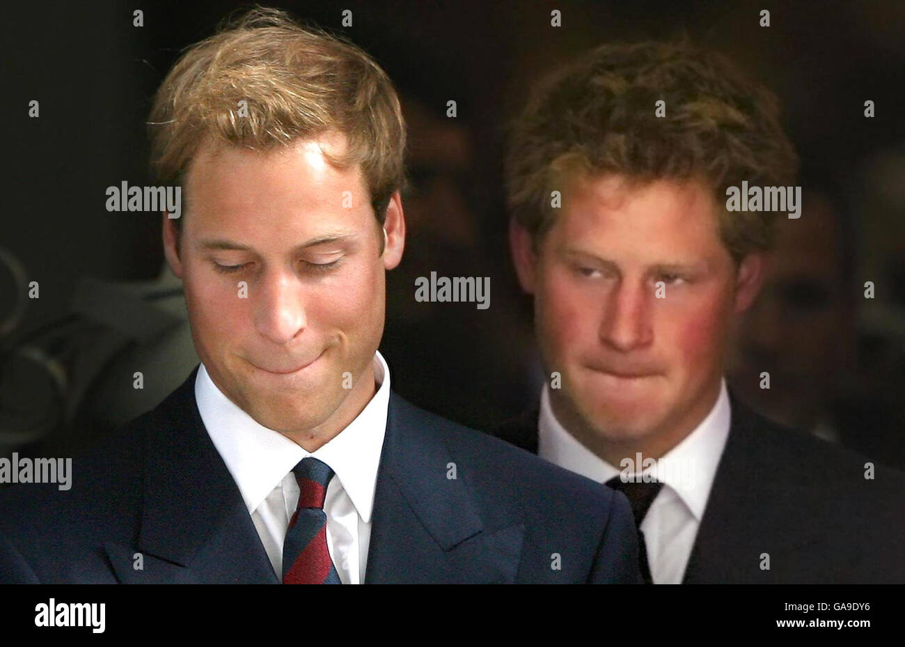 Le Prince William et Harry après le Service de remerciement pour la vie de Diana, princesse de Galles, à la Chapelle des gardes, Londres. Banque D'Images