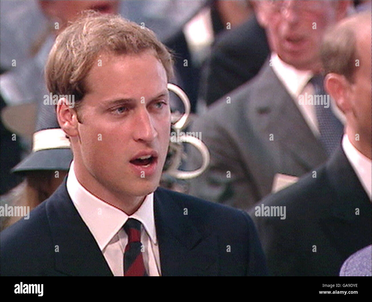 Le Prince William chante pendant le service des remerciements pour la vie de Diana, princesse de Galles, à la Chapelle des gardes, Londres. Banque D'Images