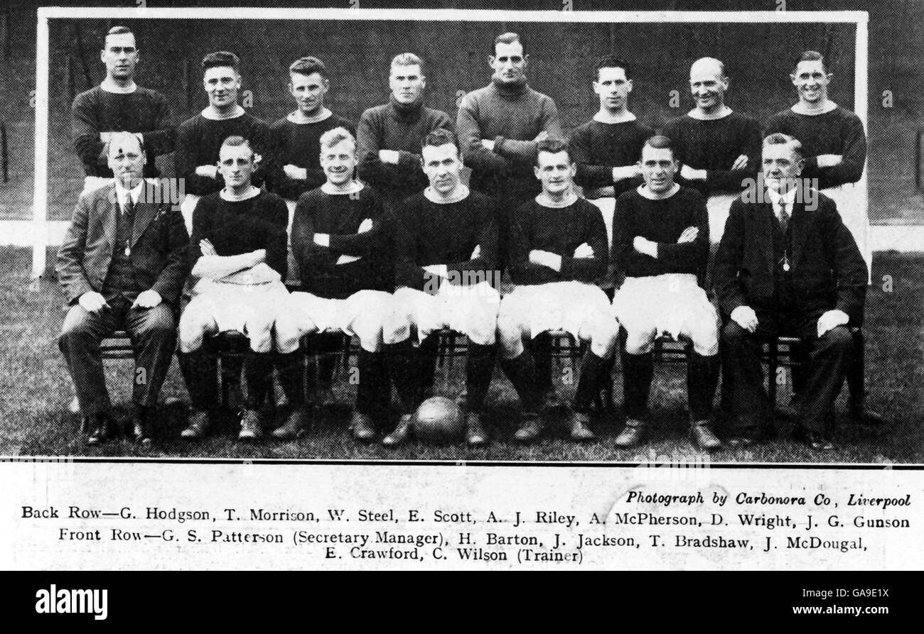 Groupe d'équipe de Liverpool : (rangée arrière, l-r) Gordon Hodgson, Tom Morrison, Willie Steel, Elisha Scott,Arthur Riley, Archie McPherson, Dave Wright, Gordon Gunson (première rangée, l-r) Directeur George Patterson, Harold Barton, James Jackson, Tom Bradshaw, Jimmy McDougal,Ted Crawford, entraîneur C Wilson Banque D'Images