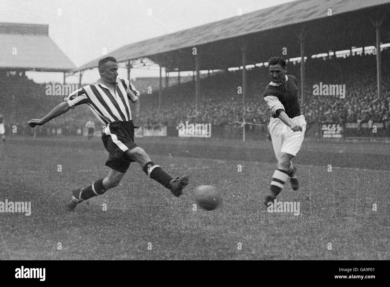 Arthur Bateman (l) de Brentford tente de bloquer une croix Eric Houghton de la Villa Aston (r) Banque D'Images