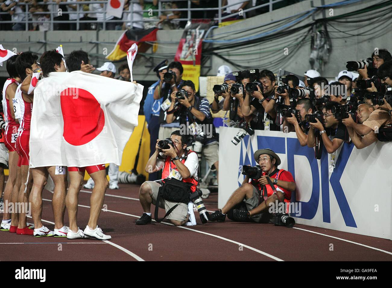 L'équipe japonaise 4x100m de Naoki Tsukahara, Shingo Suetsugu, Shinji Takahira et Nobuharu Asahara célèbrent leur quatrième place dans le relais mens 4 x 100m Banque D'Images