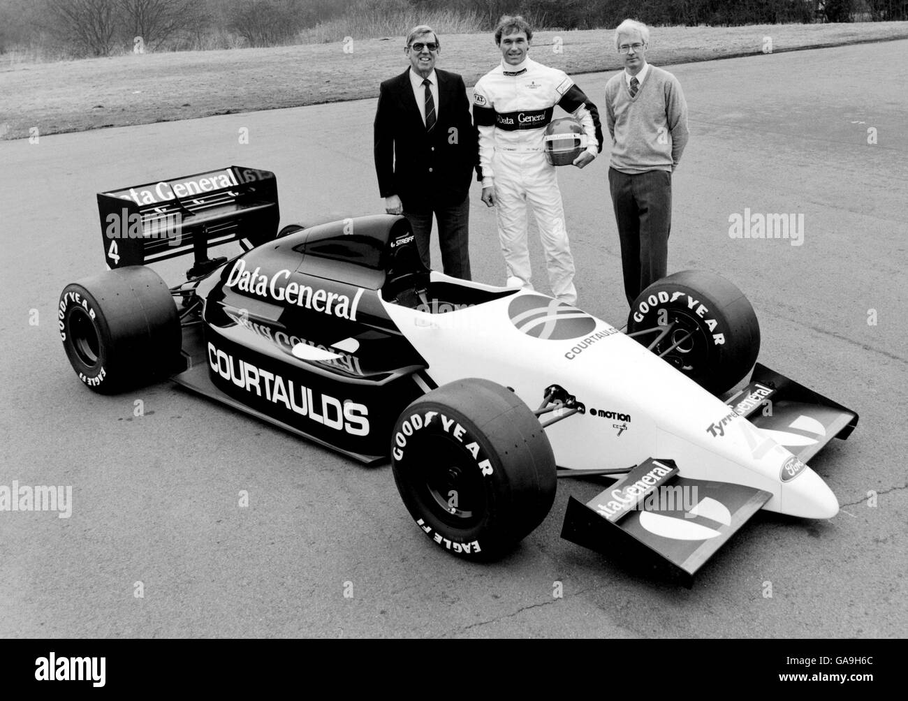 (G-D) l'équipe de Courtaulds Tyrrell : patron Ken Tyrrell, Philippe Streiff, designer Brian Lisles Banque D'Images