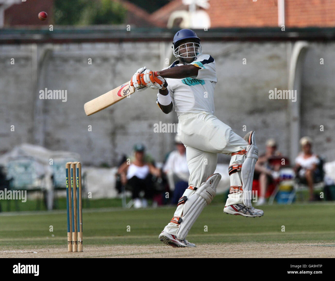 Le batteur d'ouverture du Hampshire Michael Carberry pendant ses gains de 120 contre Worcestershire pendant le match de la Liverpool Victoria County Championship Division One au Chester Road North Ground, Kidderminster. Banque D'Images