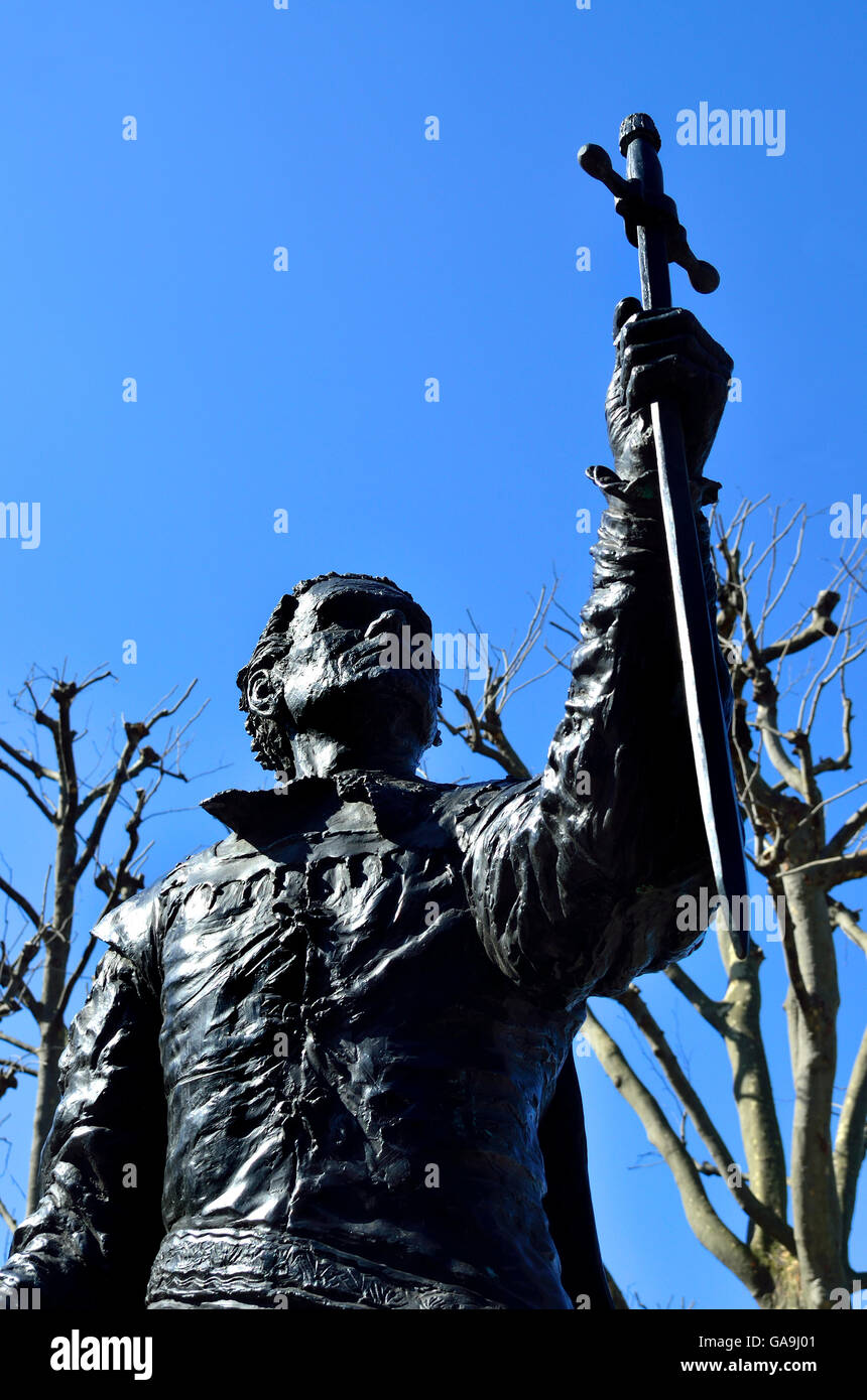 Londres, Angleterre, Royaume-Uni. Statue de Sir Laurence Olivier (Angela Connor, 2007) dans le rôle de Hamlet, Rive Sud par le NT Banque D'Images