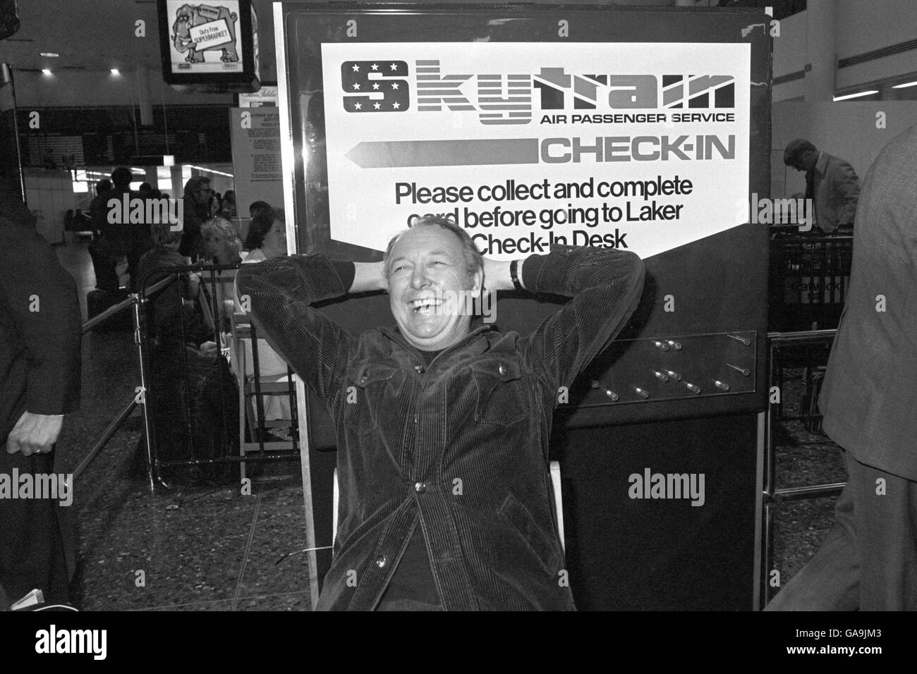 M. Freddie Laker à l'aéroport de Gatwick pour saluer le premier Passagers pour le vol inaugural de son service Skytrain vers États-Unis Banque D'Images