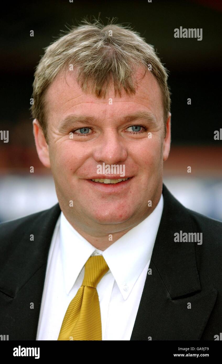 Steve Evans le directeur de Boston United regarde son côté essayer Et la promotion de clin à la Ligue de football de Morecambe Banque D'Images