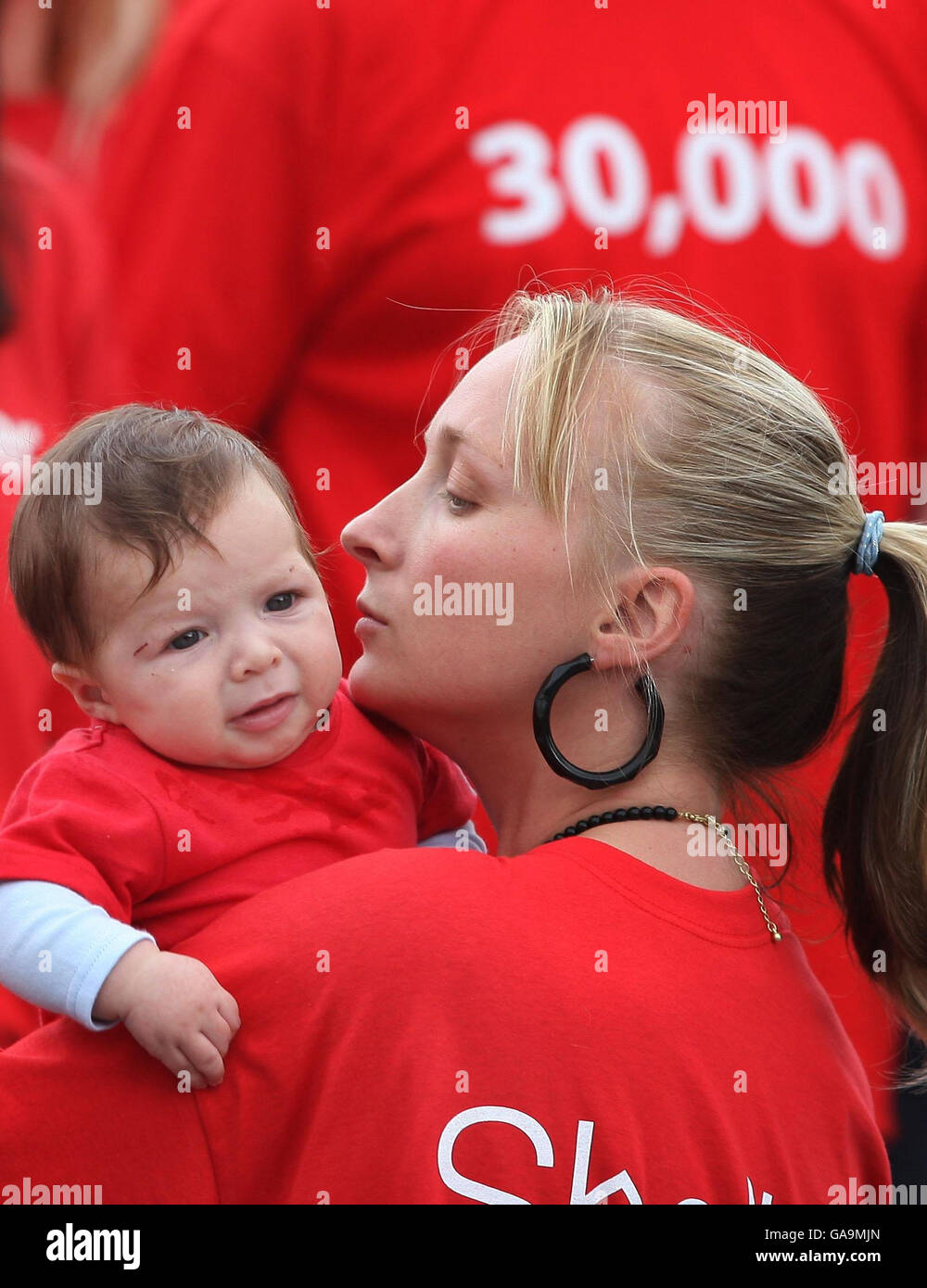 Homeless Carrie Ann Davis avec Devrin Davis, 10 semaines, lors d'une manifestation pour un logement abordable avec Shelter Scotland, dans le cadre de l'événement, ils ont livré 30,000 cartes postales au Parlement écossais à Édimbourg. Banque D'Images