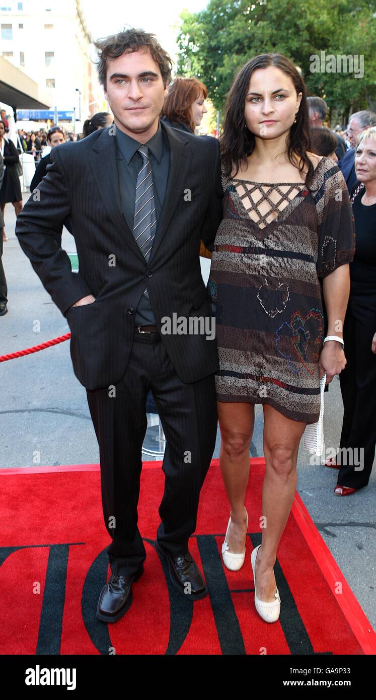Joaquin Phoenix et sa sœur Rain Phoenix arrivent pour la première de Reservation Road, au Festival international du film de Toronto, Canada. Banque D'Images