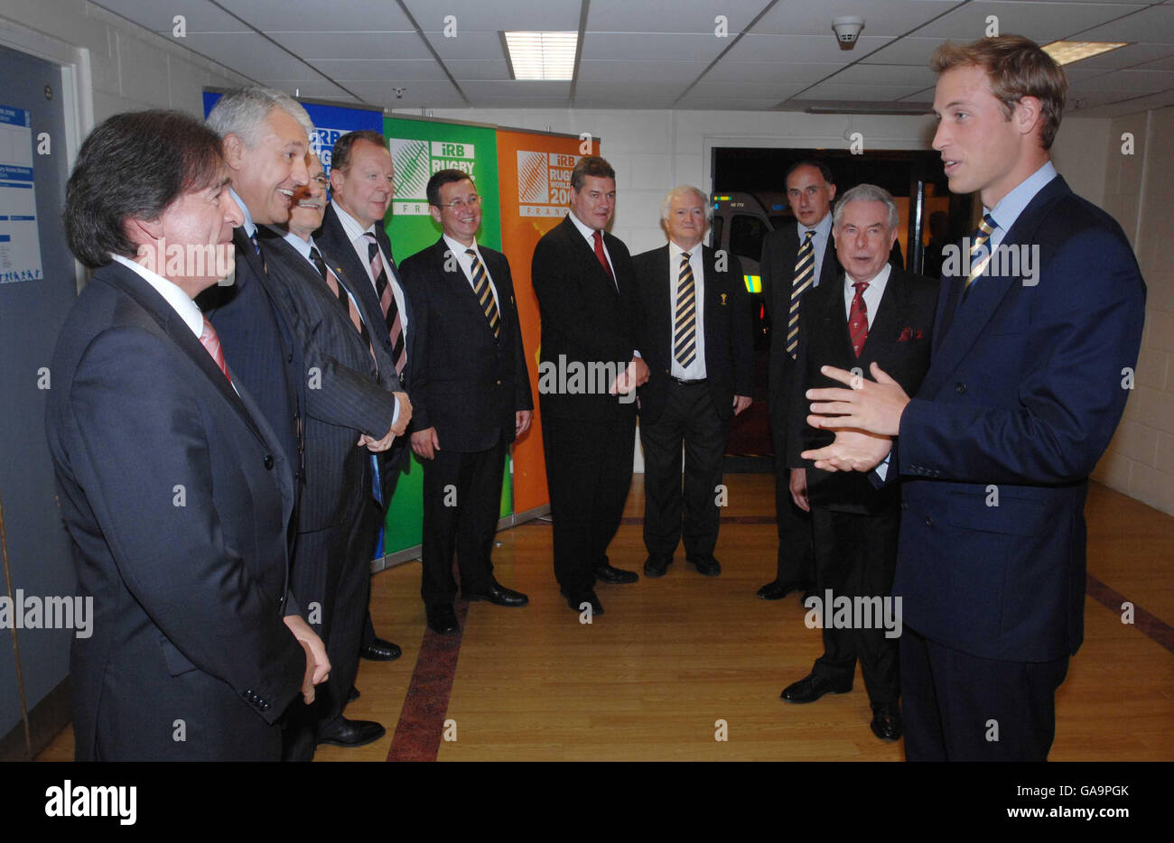 Prince William (à droite) à son arrivée au Millennium Stadium de Cardiff, pour le match de la coupe du monde de rugby du pays de Galles contre l'Australie, rencontré (de gauche à droite) Jean Louis Barthes - France 2007 Comité d'organisation, Claude Atcher - Directeur du tournoi Comité d'organisation de la RWC, Bob Tuckey - Directeur Comité d'organisation de la RWC, Bill Beaumont - vice-président de la CISR et directeur de la RWC OC, Roger Lewis - chef de la direction du Groupe WRU, David Pickering - Chariman WRU et Glanmor Griffiths - président de la WRU, et (à gauche de William) Lord Lieutenant de South Glamorgan Norman Lloyd-Edwards. APPUYEZ SUR ASOCIATION photo. Banque D'Images